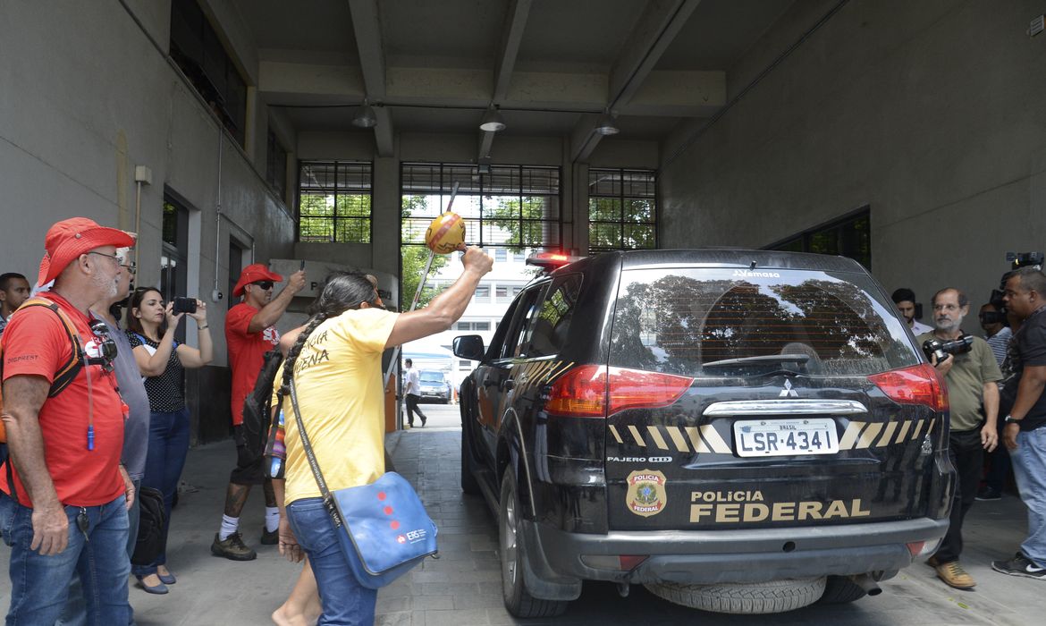 Rio de Janeiro - Índios e bombeiros comemoram prisão de Sérgio Cabral, ex-governador do Rio em frente à sede da Polícia Federal (Tânia Rêgo/Agência Brasil)