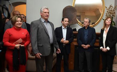 O presidente de Cuba, Miguel Diaz-Canel durante evento com artistas norte-americanos no edifício Dakota, em Nova Iorque