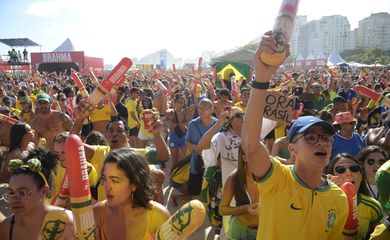 Público assiste ao jogo do Brasil e Camarões pela Copa do Mundo 2022, na Arena Fifa Fan Festival, em Copacabana
