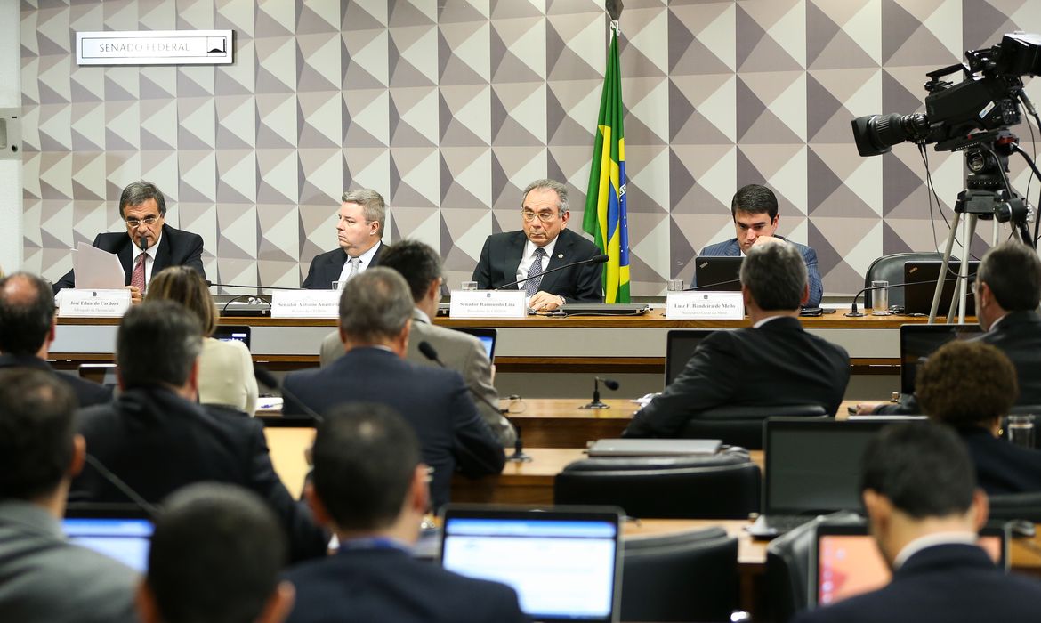 Brasília - O advogado José Eduardo Cardozo lê carta de defesa da presidenta afastada Dilma Rousseff em sessão da Comissão do Impeachment (Arquivo/Agência Brasil)