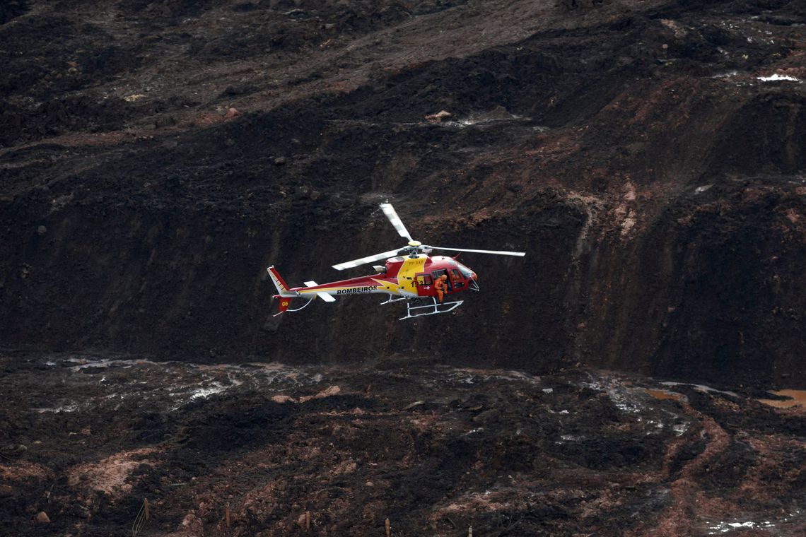 A rescue helicopter flies over a dam owned by Brazilian miner Vale SA that burst, in Brumadinho, Brazil January 25, 2019. REUTERS/Washington Alves
