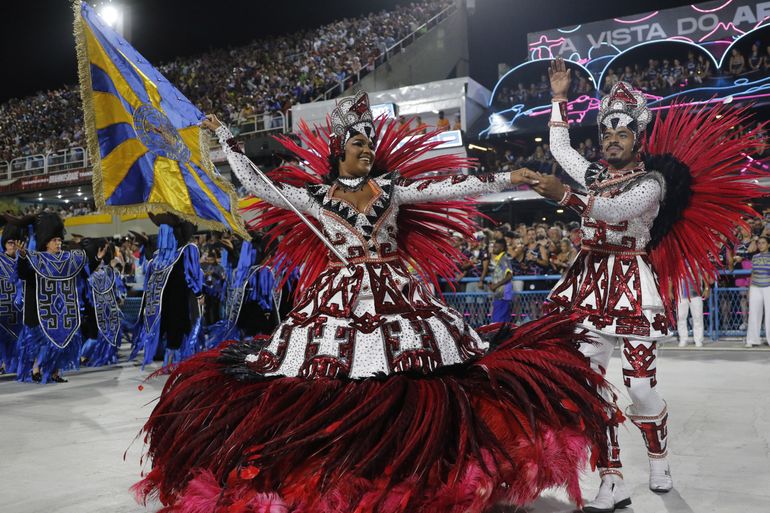 Escola de samba Paraíso do Tuiuti desfila sobre os búfalos da | Agência ...