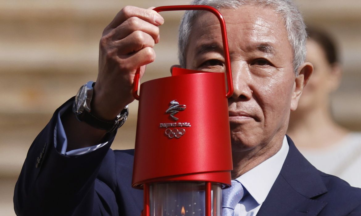Vice-premiê do comitê organizador da Olimpíada de Inverno Pequim 2022, Yu Zaiqing, segura lanterna com chama olímpica em Atenas
