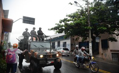 Vila Velha (ES) - Soldados do Exército fazem a segurança das ruas e dos terminais rodoviários vazios em Vila Velha, região metropolitana de Vitória (Tânia Rêgo/Agência Brasil)