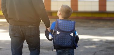 Pai leva filho para a escola
