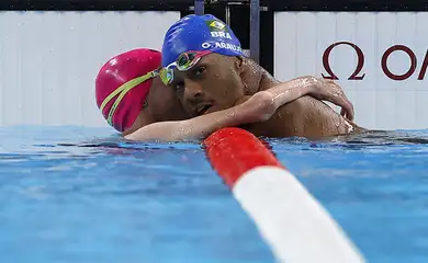 Paris 2024 Paralympics - Swimming - Men's 100m Backstroke - S2 Final - Paris La Defense Arena, Nanterre, France - August 29, 2024  Gabriel Geraldo dos Santos Araujo of Brazil celebrates winning the final with third place Alberto Caroly Abarza Diaz of Chile REUTERS/Andrew Couldridge