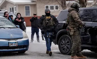 Agentes do ICE durante operação em Minnesota
 18/1/2026     REUTERS/Leah Millis