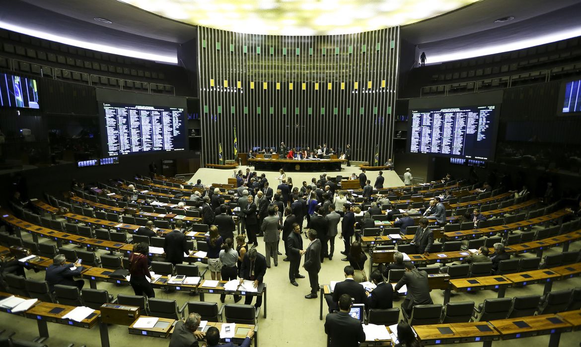 Brasília - A Câmara dos Deputados faz sessão plenária extraordinária para analisar e votar a Proposta de Emenda à Constituição 282/2016 (Marcelo Camargo/Agência Brasil)