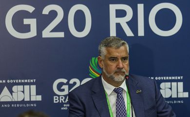 Rio de Janeiro (RJ), 19/11/2024 – O ministro da Secretaria de Comunicação Social da Presidência (Secom), Paulo Pimenta e a ministra da secretaria-geral do Chile, Camila Vallejo, durante assinatura de memorando de entendimento de combate às fake News, no G20, no Rio de Janeiro. Foto: Tomaz Silva/Agência Brasil