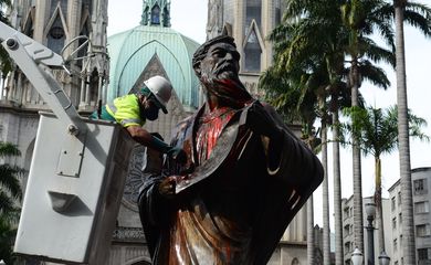 São Paulo - Estátua do apóstolo Paulo, na Praça da Sé, manchada com tinta vermelha, em protesto aos grafites apagados, e contra o prefeito João Doria (Rovena Rosa/Agência Brasil)