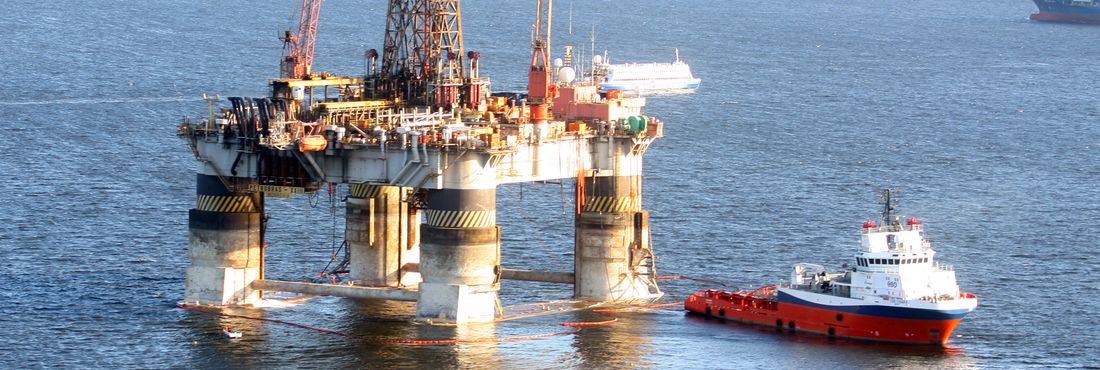 Plataforma de Petróleo no Rio de Janeiro O Rio de Janeiro produz, por dia, 1,6 milhão de barris de petróleo e 28 milhões de metros cúbicos de gás, o que representa, respectivamente, 73% e 43% da produção brasileira.