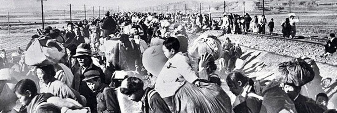 Fuga de sul-coreanos após ataque das tropas norte-coreanas, em meados da década de 1950