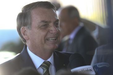 O Presidente Jair Bolsonaro fala com a imprensa ao deixar o Palácio da Alvorada.