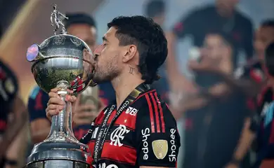 Soccer Football - Copa Libertadores - Final - Palmeiras v Flamengo - Estadio Monumental, Lima, Peru - November 29, 2025 Flamengo's Giorgian de Arrascaeta celebrates with the trophy after winning the Copa Libertadores REUTERS/Sebastian Castaneda