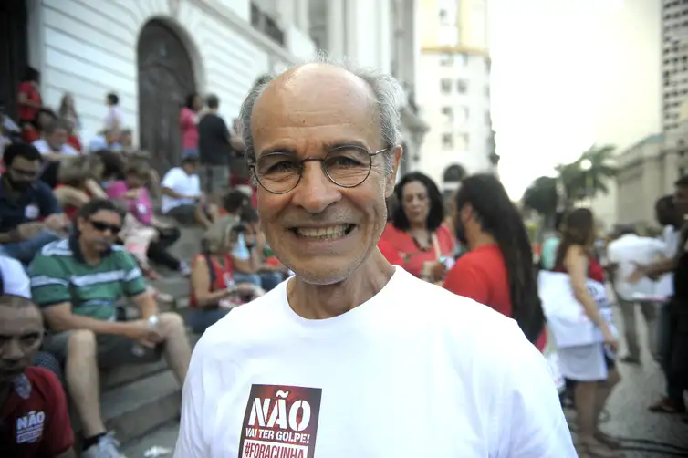 Rio de Janeiro - O ator Osmar Prado participa de manifestação contra a possibilidade de impeachment da presidente Dilma rousseff, no centro do Rio (Tomaz Silva/Agência Brasil)