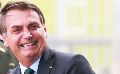 O Presidente Jair Bolsonaro cumprimenta populares no Palácio da Alvorada