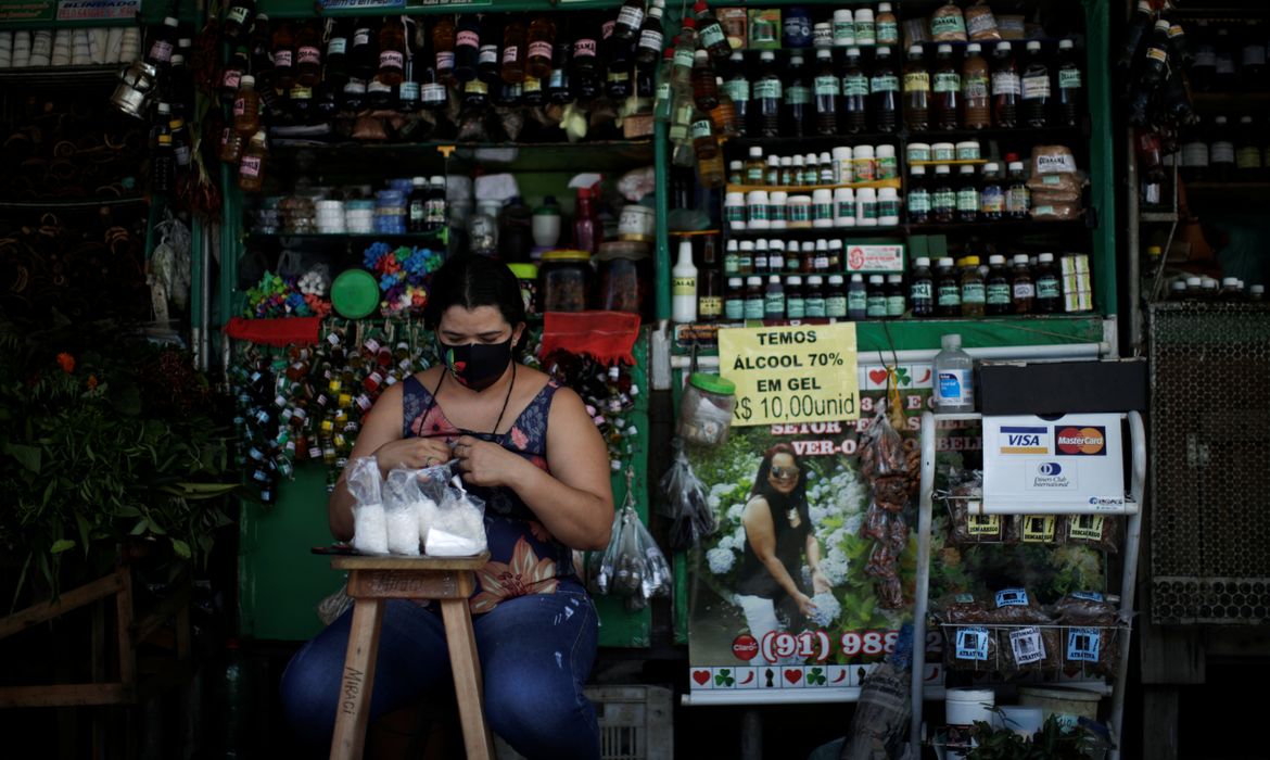 Um vendedor trabalha na venda dos remédios à base de plantas da Amazônia no mercado fluvial Ver-o-Peso, em meio ao surto da doença por coronavírus (COVID-19), em Belém, Brasil, em 16 de junho de 2020. Foto tirada em 16 de junho de 2020.