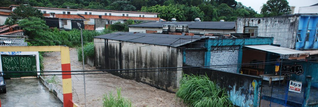 A publicação destaca as inundações no Brasil, principalmente em Santa Catarina, e a seca no Norte,