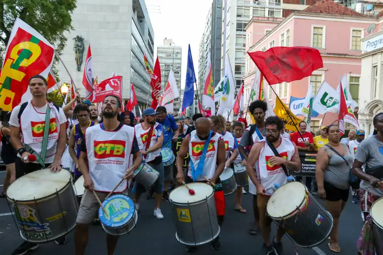 Participantes do Fórum Social Mundial realizam marcha no centro de Porto Alegre