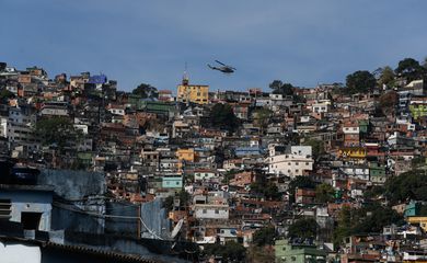 Rio de Janeiro - Policiais militares fazem operação na favela da Rocinha após guerra entre quadrilhas rivais de traficantes pelo controle da área.