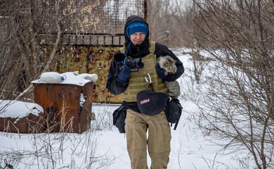 FOTO DE ARCHIVO: El fotógrafo ucraniano Maksim Levin lleva un gato cerca de la línea de separación de los separatistas apoyados por Rusia en la región de Donetsk, Ucrania.