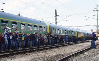 Migrantes na Estação Ferroviária de Bicske, na Hungria (EPA/Herbert P. Oczeret/Agência Lusa/Direitos Reservados)