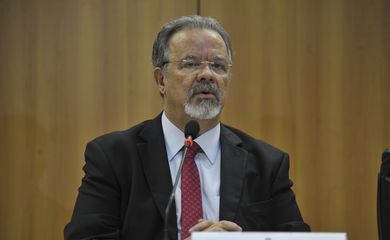 O ministro da Segurança Pública, Raul Jungmann, durante coletiva de imprensa após reunião com o futuro ministro da Justiça, juiz federal Sérgio Moro.