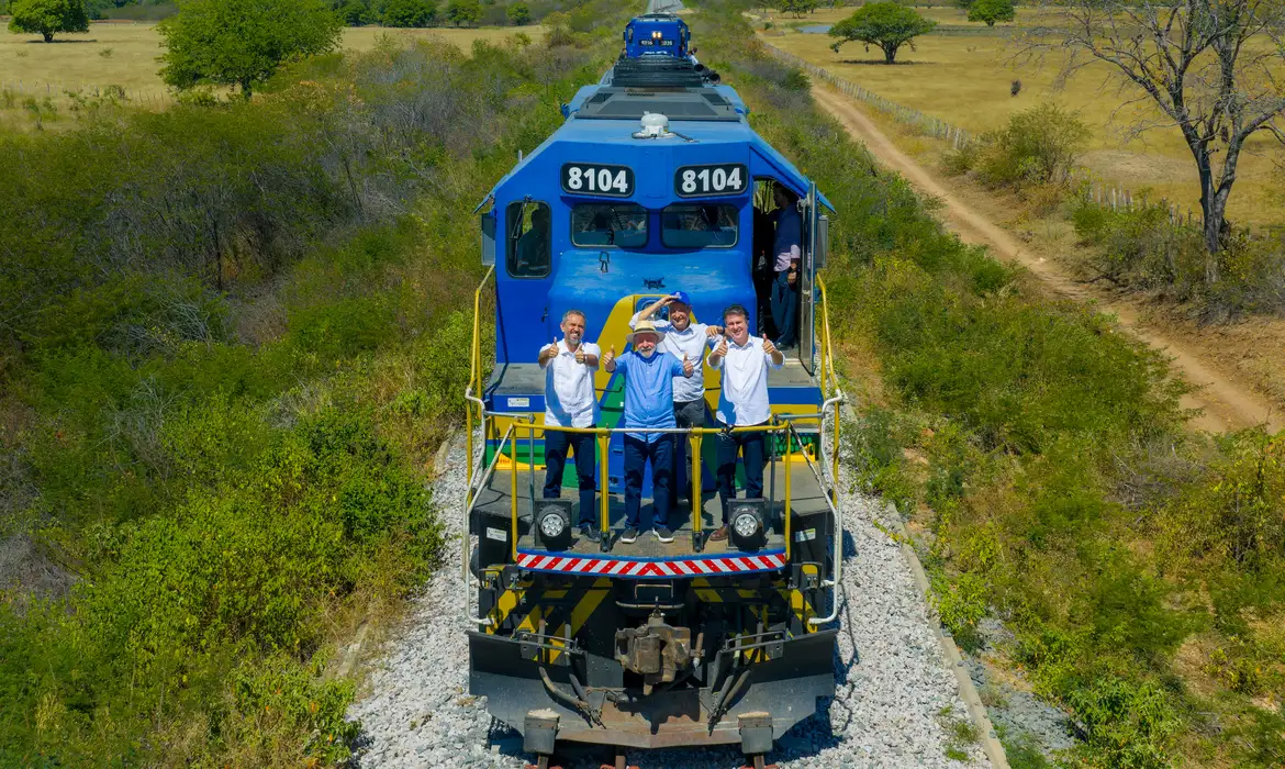 Ceará - 18.07.2025 - Presidente da República, Luiz Inácio Lula da Silva, durante o ato por ocasião da visita à Ferrovia Transnordestina, no bairro Quimami. Na foto (da esquerda para a direita): Governador do Estado do Ceará, Elmano de Freitas; Presidente da República, Luiz Inácio Lula da Silva; Ministro-Chefe da Casa Civil, Rui Costa e o Ministro da Educação, Camilo Santana. Missão Velha - CE.??Foto: Ricardo Stuckert / PR
