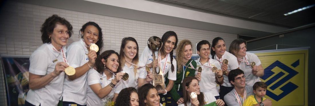 São Paulo – Após conquistar o título inédito na Sérvia, a Seleção Brasileira de Handebol Feminino desembarcou, no Aeroporto Internacional de Guarulhos