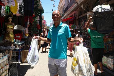 Rio de Janeiro (RJ), 23/12/2025 – Erithon Lopes mostra presentes comprados para a família na antevéspera de Natal na Saara, na região central do Rio de Janeiro. Foto: Tomaz Silva/Agência Brasil