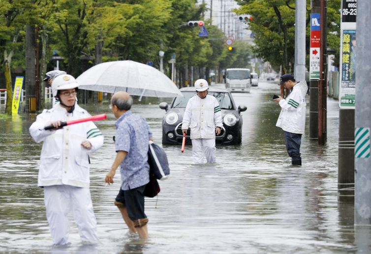 Policiais checam uma rua submersa em uma área inundada em Saga, província de Saga, sul do Japão, 28 de agosto de 2019
