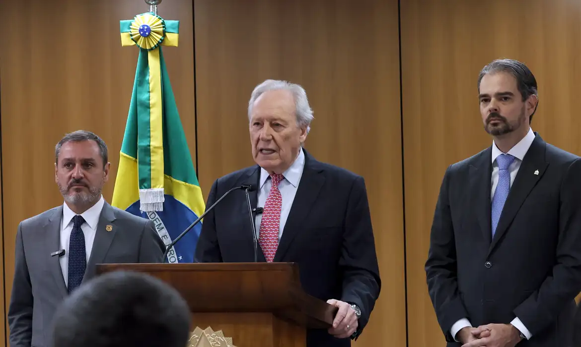 Brasília (DF), 19/05/2025 - O ministro da Justiça e Segurança Pública, Ricardo Lewandowski (c), e o diretor-geral da Polícia Federal - PF, Andrei Rodrigues (e) e o secretário-geral da Interpol, Valdecy Urquiza, durante entrevista coletiva para falar da prisão de Marcos Roberto de Almeida, ocorrida na Bolívia na sexta-feira (16). Conhecido como Tuta, ele é vinculado à organização criminosa PCC. Foto: Antonio Cruz/Agência Brasil