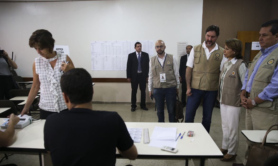 Durou cerca de dez minutos a visita da chefe da missão da OEA, Laura Chinchilla, a um dos locais de votação em Brasília. A comitiva busca observar o funcionamento das urnas, a organização do processo eleitoral e o acesso dos eleitores.