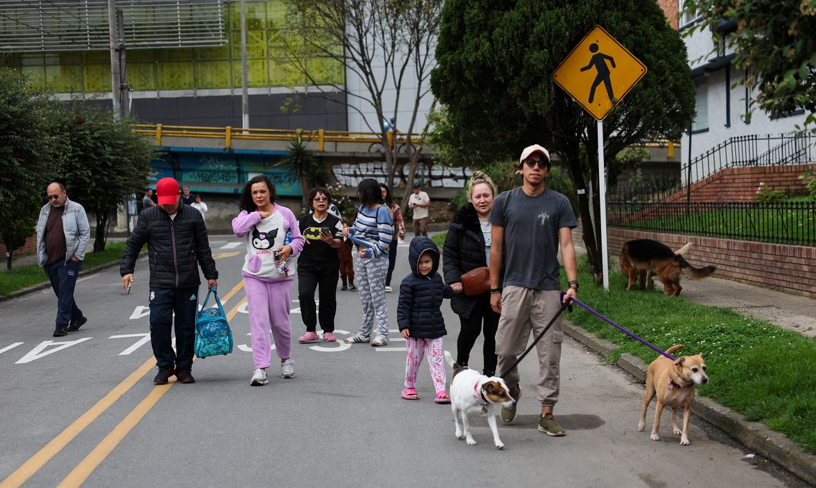People walk on a street, in the aftermath of an earthquake, in Bogota, Colombia, June 8, 2025. Reuters/Luisa Gonzalez/Proibida reprodução