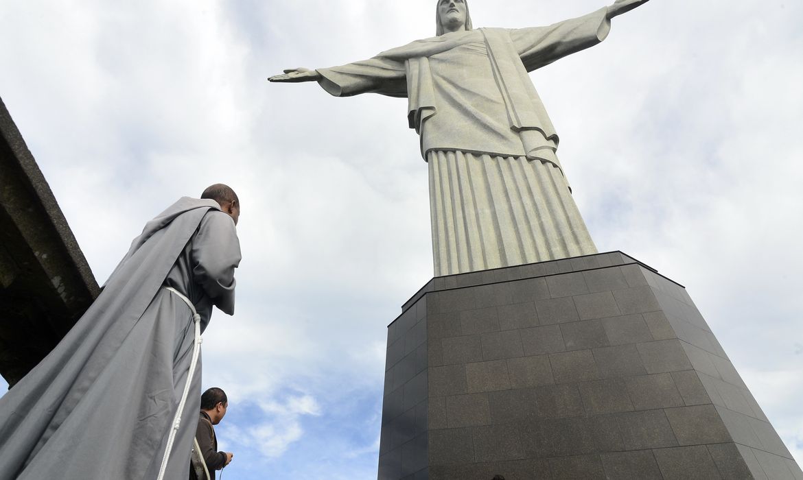 Rio de Janeiro - Representantes da sociedade civil durante lançamento da campanha Jogue a Favor da Vida, no Cristo Redentor. O ato tem por objetivo mobilizar a população contra o tráfico de pessoas, o trabalho escravo, a exploração sexual e