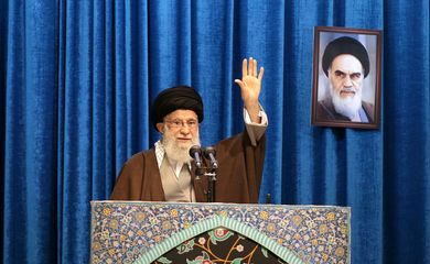 Iran's Supreme Leader Ayatollah Ali Khamenei gestures as he delivers Friday prayers sermon, in Tehran, Iran January 17, 2020. Official Khamenei website/Handout via REUTERS ATTENTION EDITORS - THIS IMAGE WAS PROVIDED BY A THIRD PARTY. NO RESALES.