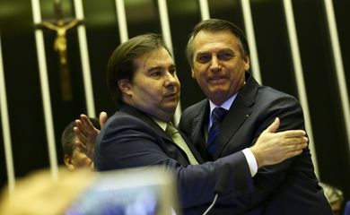 O presidente Jair Bolsonaro e o presidente da Câmara, Rodrigo Maia, durante sessão solene em homenagem ao ator Carlos Alberto de Nóbrega, na Câmara dos Deputados.