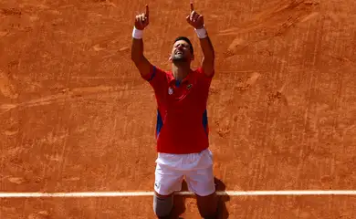 Paris 2024 Olympics - Tennis - Men's Singles Gold Medal Match - Roland-Garros Stadium, Paris, France - August 04, 2024. Novak Djokovic of Serbia celebrates after winning gold against Carlos Alcaraz of Spain. Reuters/Edgar Su/Proibida reprodução