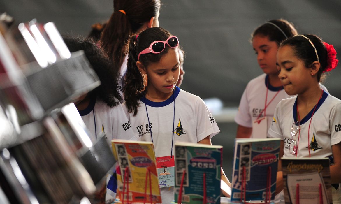 crianças de varias escolas  de cidades satelides do DF visitam a 2º bienal do livro nesta segunda feira.