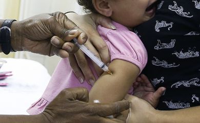 Crianças com idade entre 1 ano e menores de 5 são vacinadas no posto de saúde Heitor Beltrão, na Tijuca, zona norte do Rio, para receber a dose contra a pólio e contra o sarampo. 