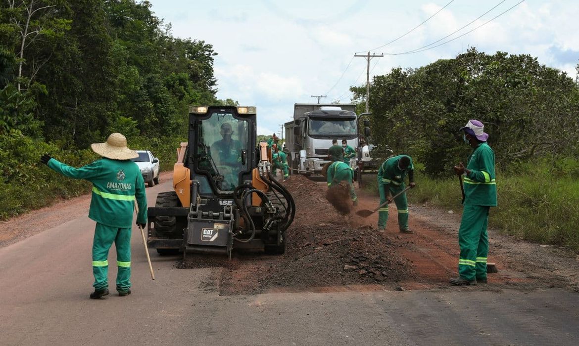 Obras de manutenção na Estrada de Balbina, em Manaus.
