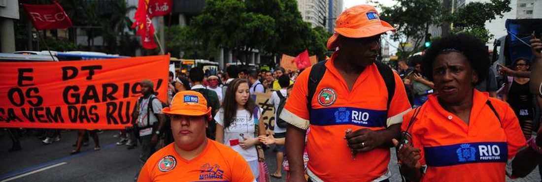 Garis fazem passeata no centro do Rio de Janeiro em protesto contra demissões de integrantes da comissão de greve na Comlurb