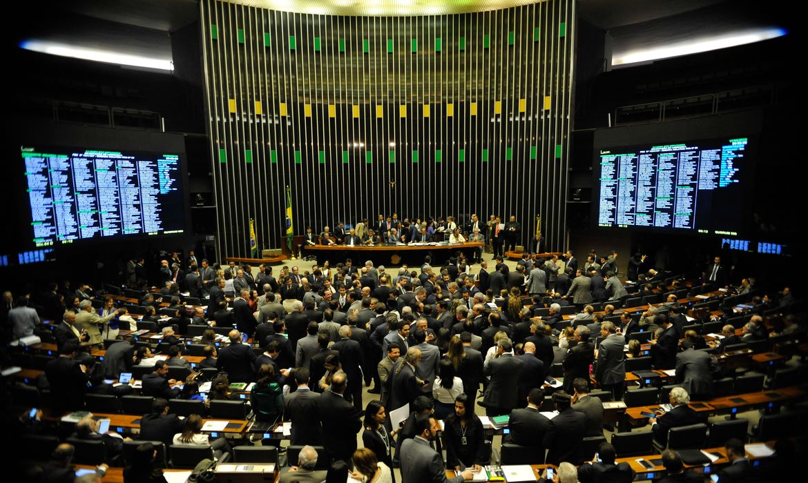 Plenário da Câmara durante sessão de discussão e votação da reforma política (Fabio Rodrigues Pozzebom/Agência Brasil)