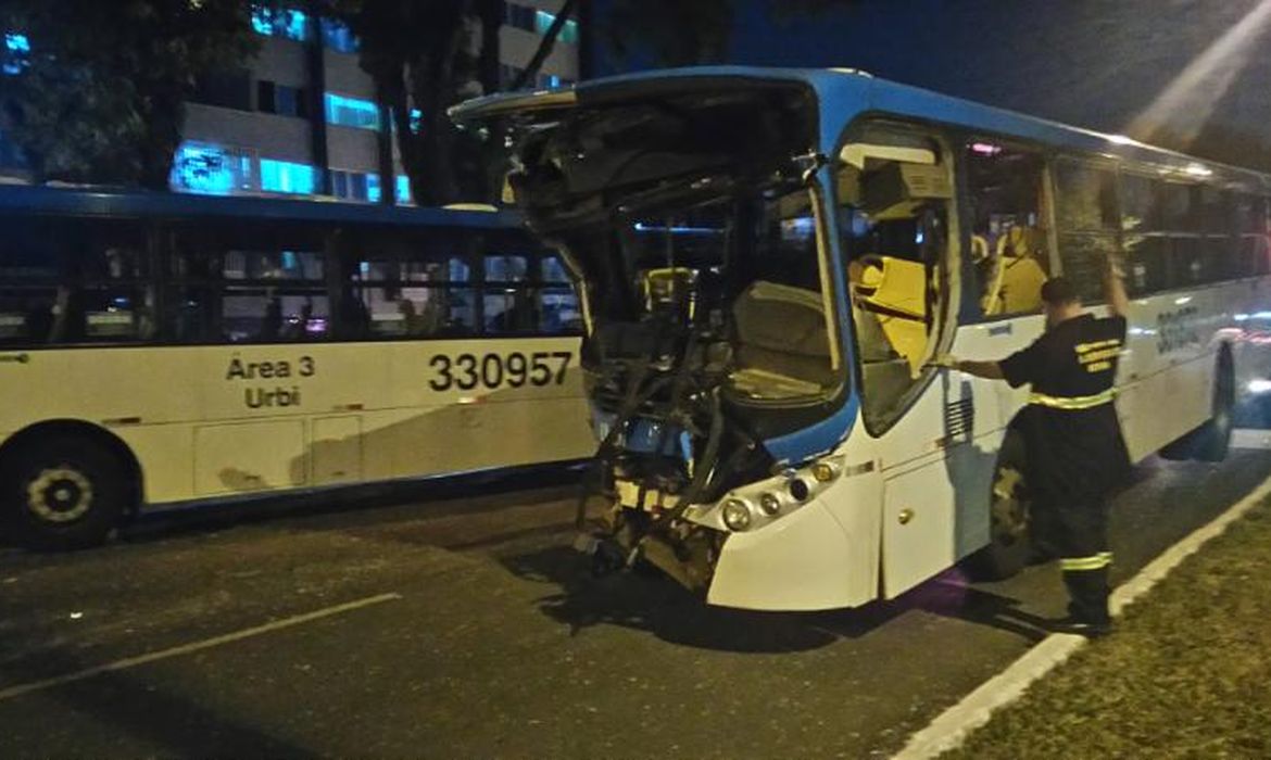Acidente no Plano Piloto entre dois ônibus e três automóveis faz 19 feridos