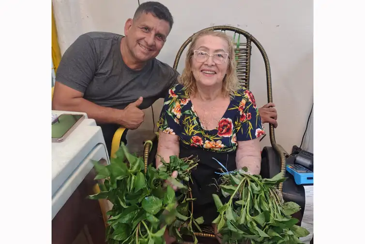 Belém (PA), 26/11/2025 - Prato regional Tacacá. Tacacazeira Maria de Nazaré Oliveira com folha de jambu. Foto: Tia Naza/Arquivo Pessoal