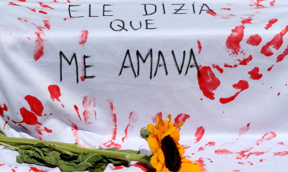 Rio de Janeiro (RJ), 08/03/2023 - Ato denúncia em frente à Câmara Municipal, organizado pelo campanha Levante Feminista contra o Feminicídio, colocarão 210 cruzes nas escadarias do Palácio Pedro Ernesto, simbolizando cada uma das 111 mulheres assassinadas no estado em 2022 e as 99 mulheres assassinadas em 2023. Foto: Tânia Rêgo/Agência Brasil