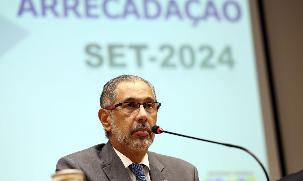 Brasília (DF), 22/10/2024 - O chefe do Centro de Estudos Tributários e Aduaneiros da Receita, Claudemir Malaquias durante entrevista coletiva para divulgar o resultado da arrecadação de setembro/2024.  Foto: José Cruz/Agência Brasil