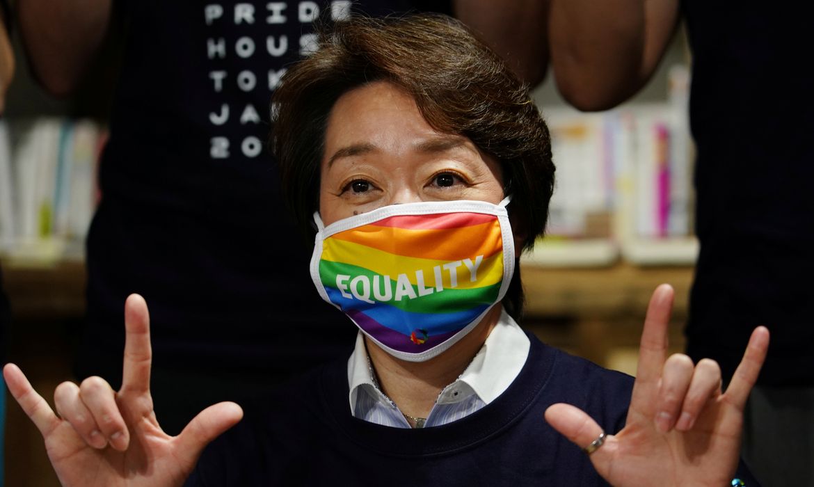 Presidente da Tóquio-2020, Seiko Hashimoto, visita centro LGBTQ em Tóquio