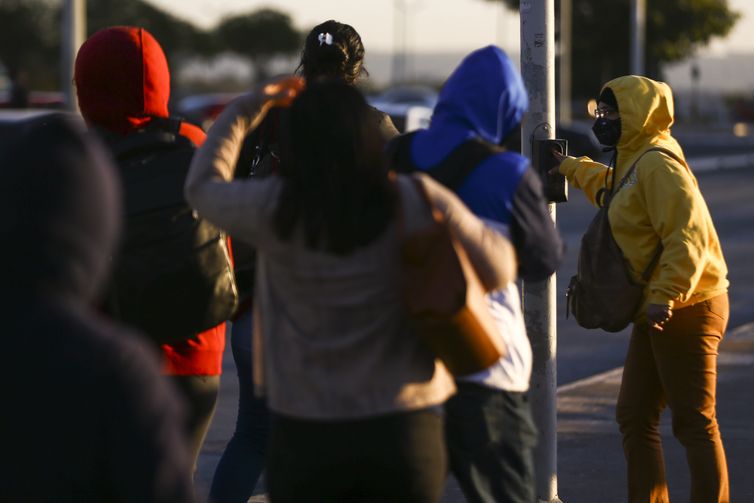 Massa de ar frio e baixa umidade são desafios para saúde dos brasilienses.