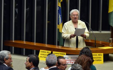 Brasília - Deputada Luiza Erundina (PSOL-SP) durante discussão, no plenário da Câmara, do processo de afastamento da presidenta Dilma Rousseff (Antonio Cruz/ Agência Brasil)